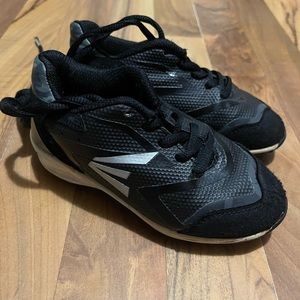 Youth baseball cleats